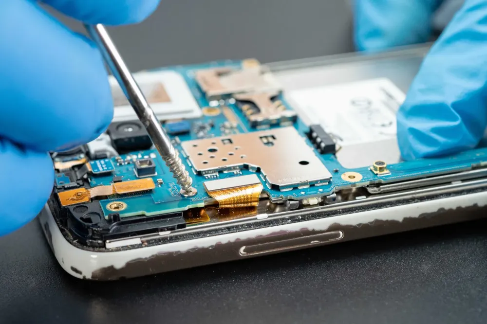 main_devisse_arriere_telephone_reparation