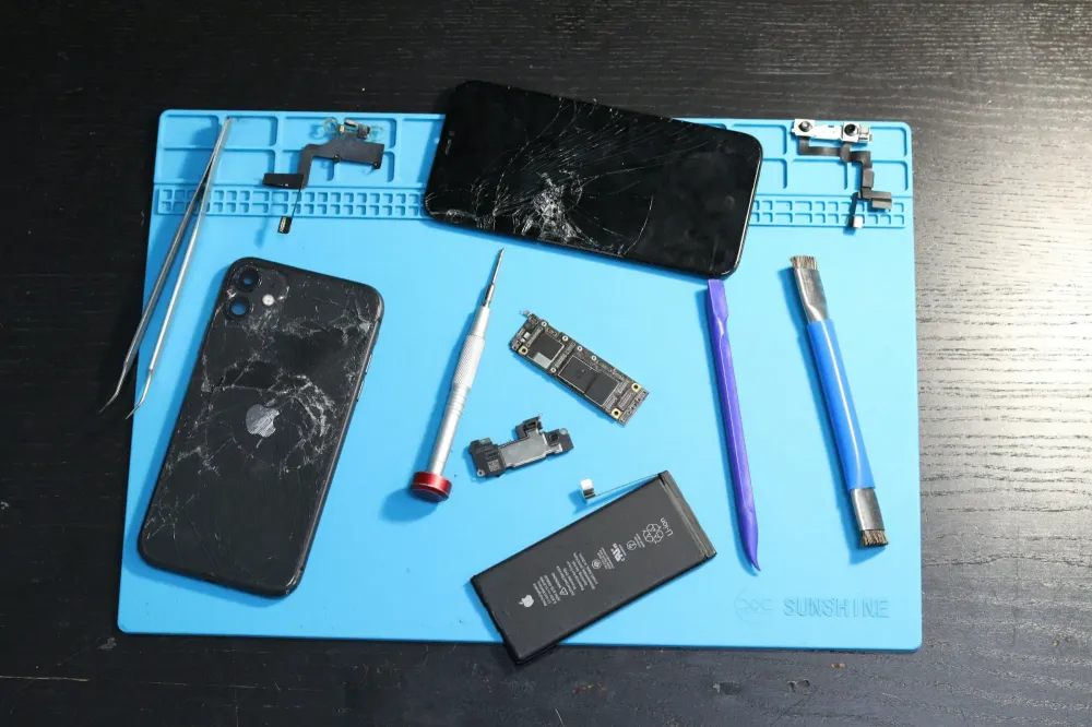 plateau_outils_reparation_telephone_ecran_casse