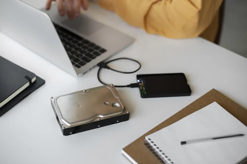 homme_utilise_stockage_disque_dur_externe