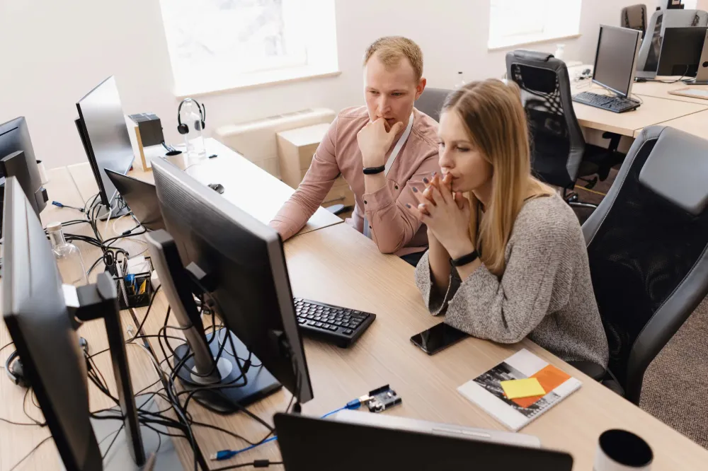 homme_femme_travaille_bureau_informatique_open_space