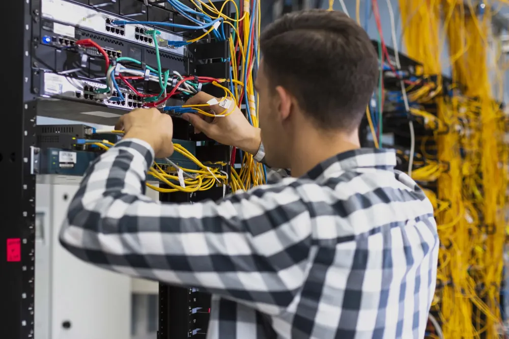 homme_travaille_commutateur_ethernet